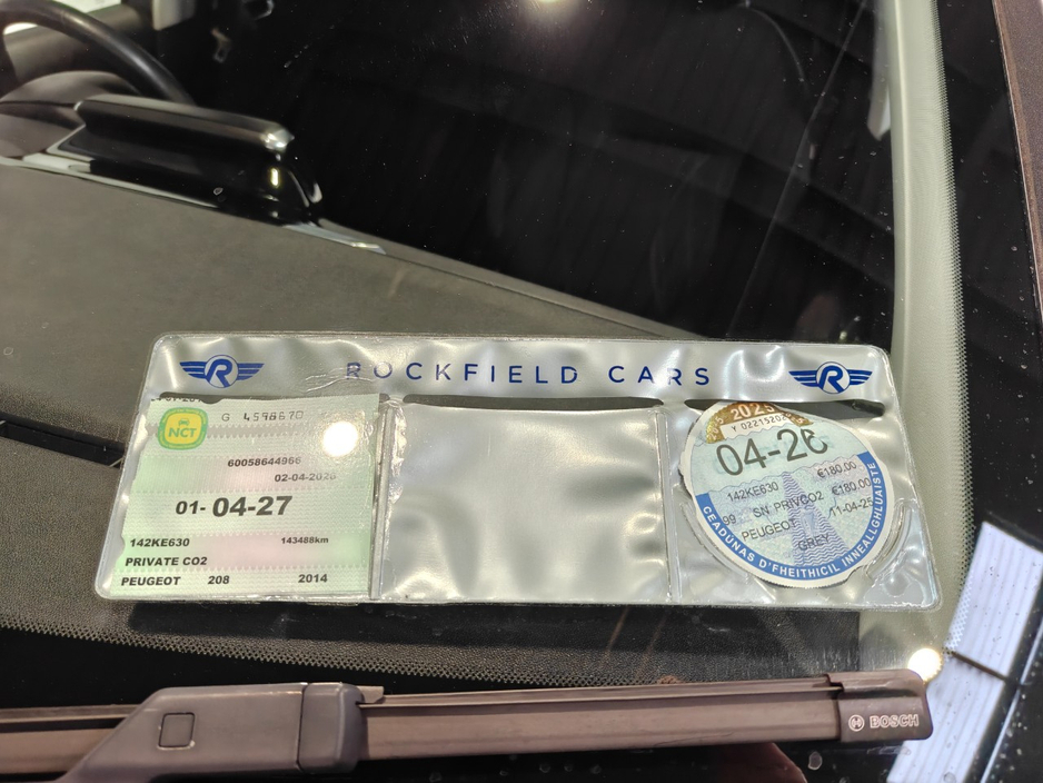 2014 Peugeot 208 - image 10