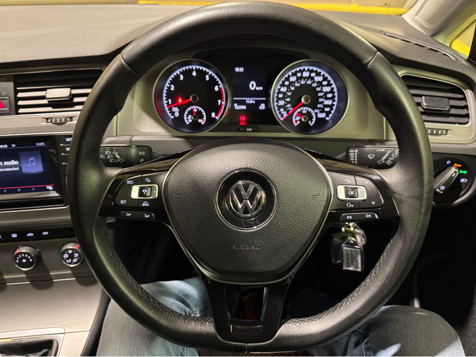 2015 Volkswagen Golf - image 17