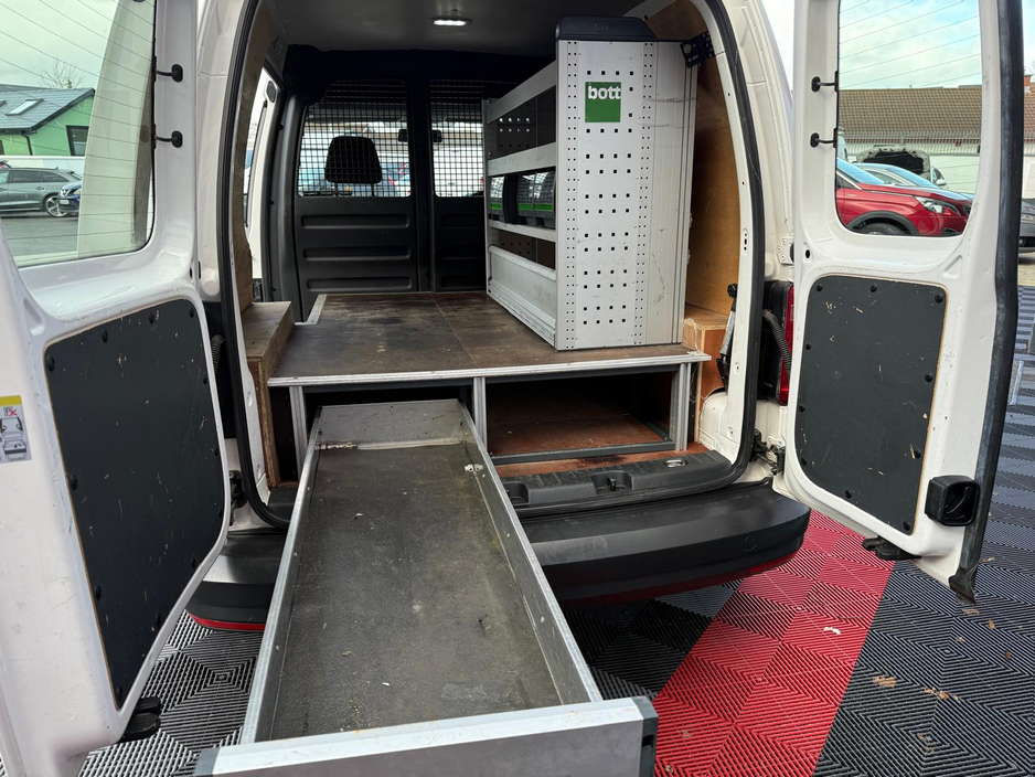 2020 Volkswagen Caddy - image 22