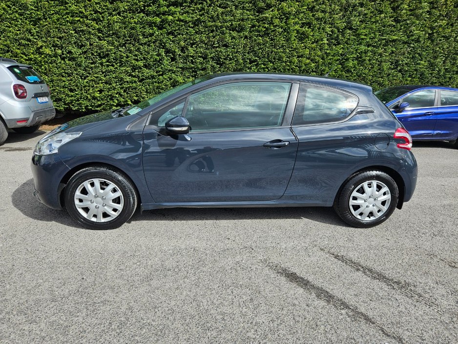 2015 Peugeot 208 - image 2