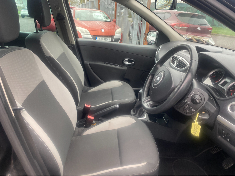 2011 Renault Clio - image 9