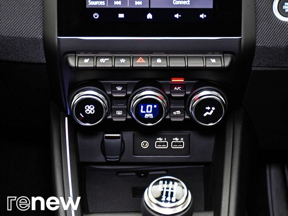 2025 Renault Clio - image 24