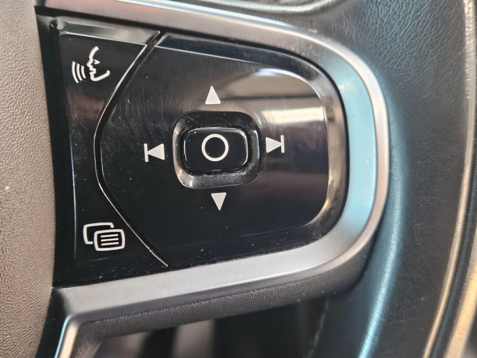 2019 Volvo S90 - image 10