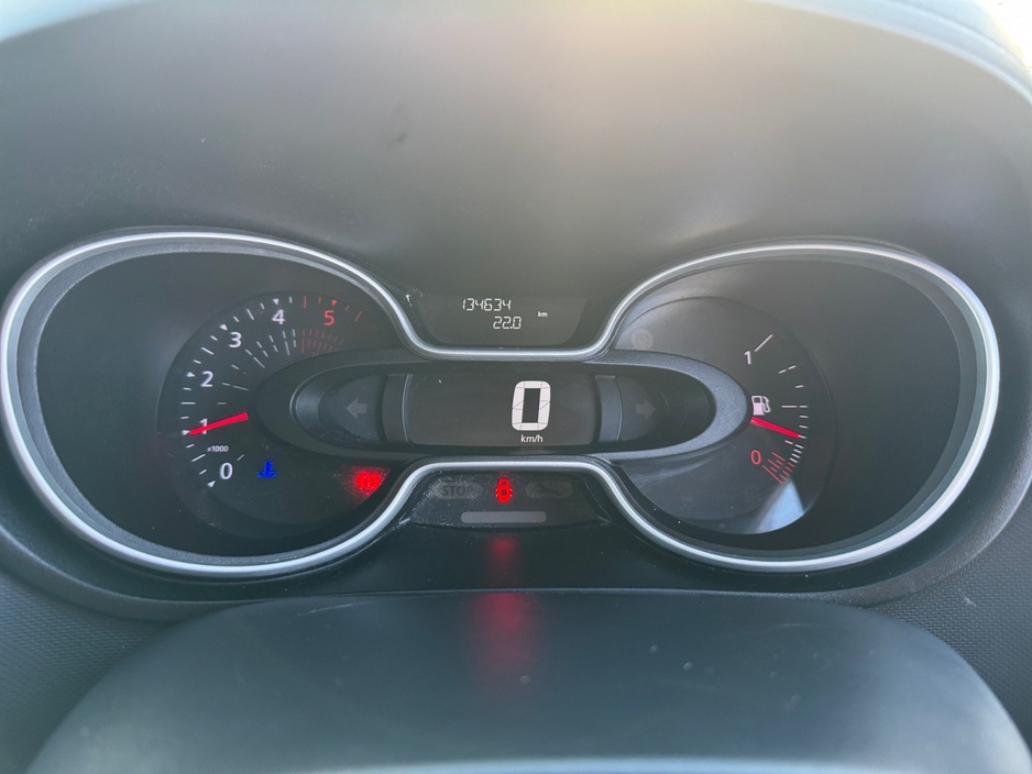 2021 Renault Trafic - image 11