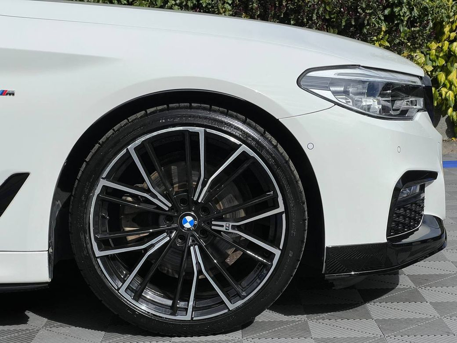 2017 BMW 5 Series - image 9