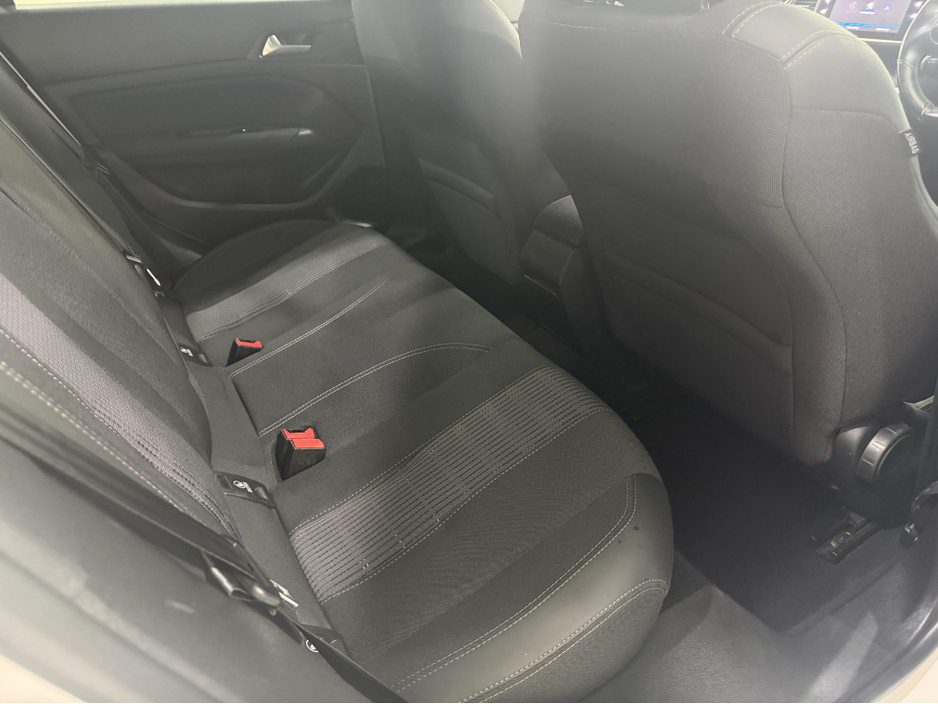 2021 Peugeot 308 - image 12