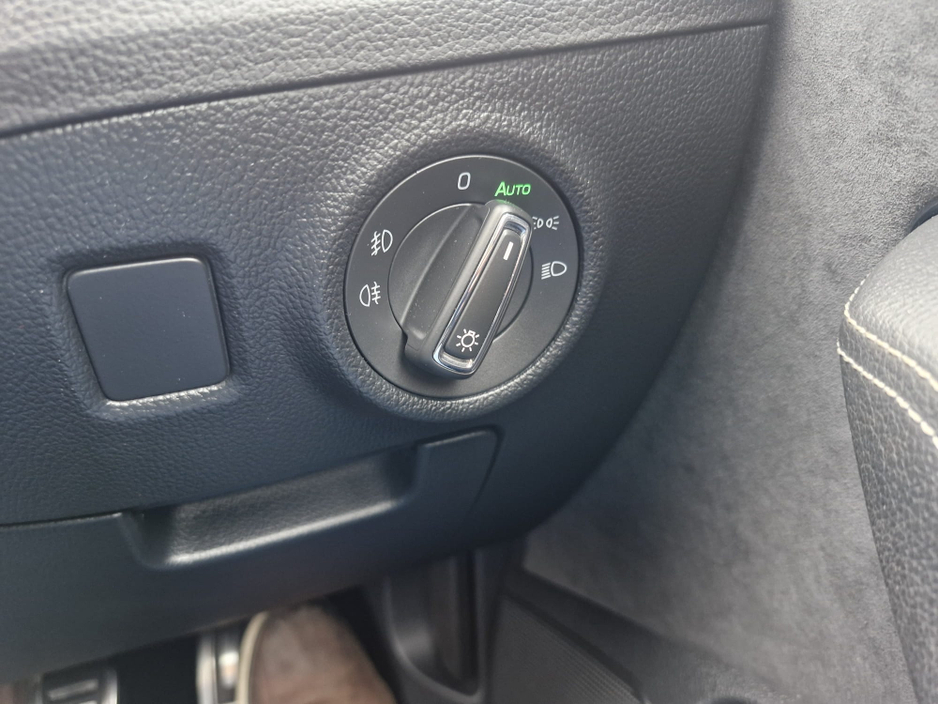 2020 Skoda Superb - image 13