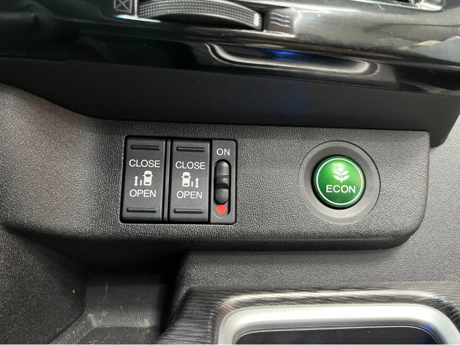 2018 Honda Stepwagon - image 10