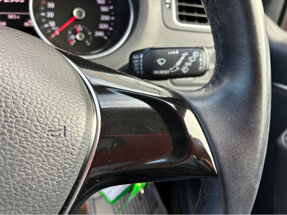 2014 Volkswagen Polo - image 12