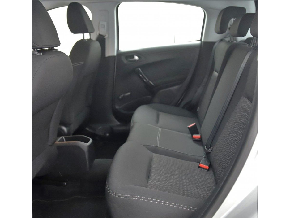 2015 Peugeot 208 - image 16