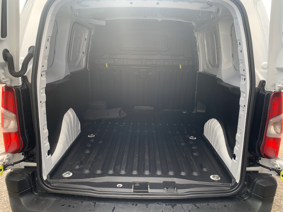 2023 Peugeot Partner - image 5