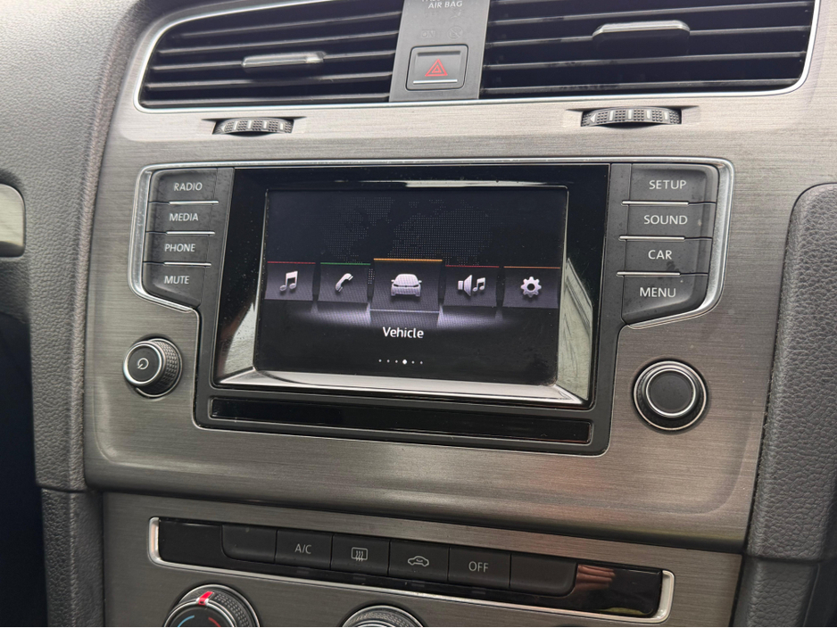 2013 Volkswagen Golf - image 19