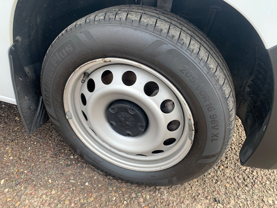 2023 Peugeot Partner - image 6