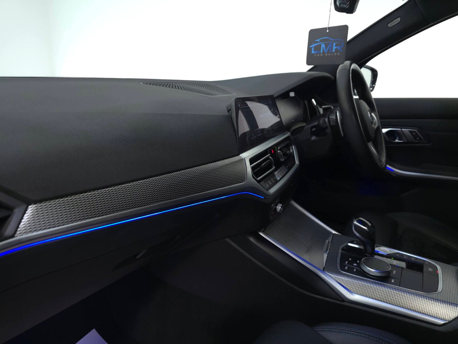 2019 BMW 3 Series - image 17