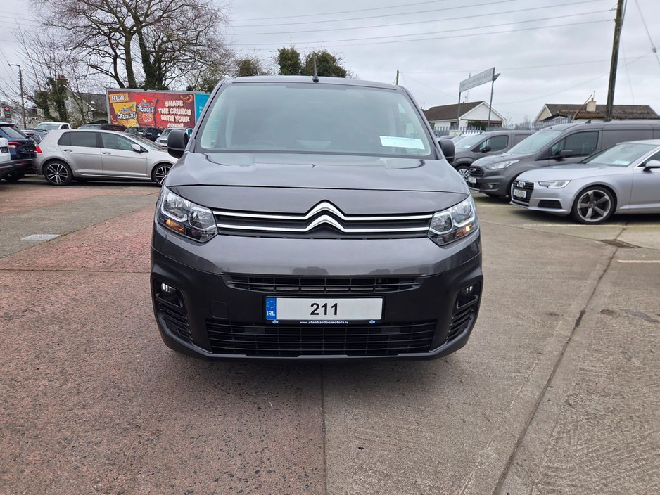 2021 Citroen Berlingo - image 3