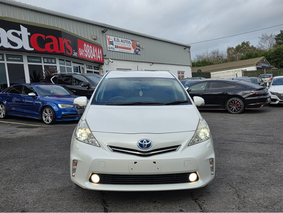 2014 Toyota Prius Alpha - image 5