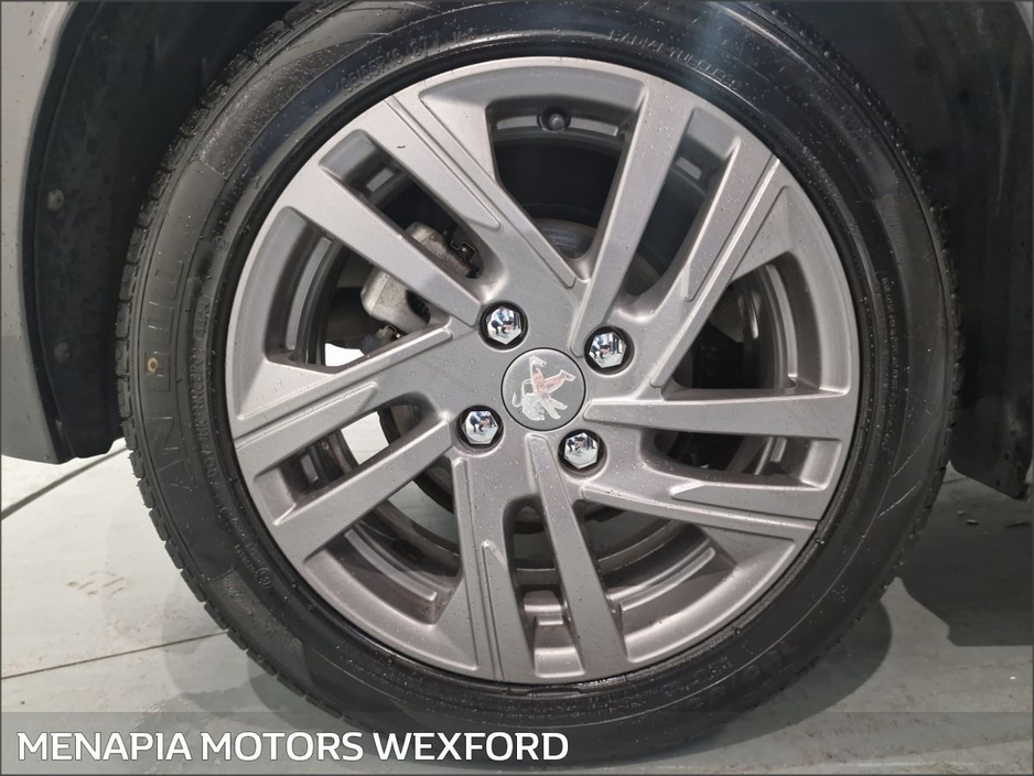 2022 Peugeot 208 - image 10