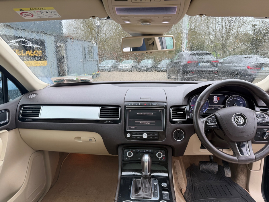 2016 Volkswagen Touareg - image 17