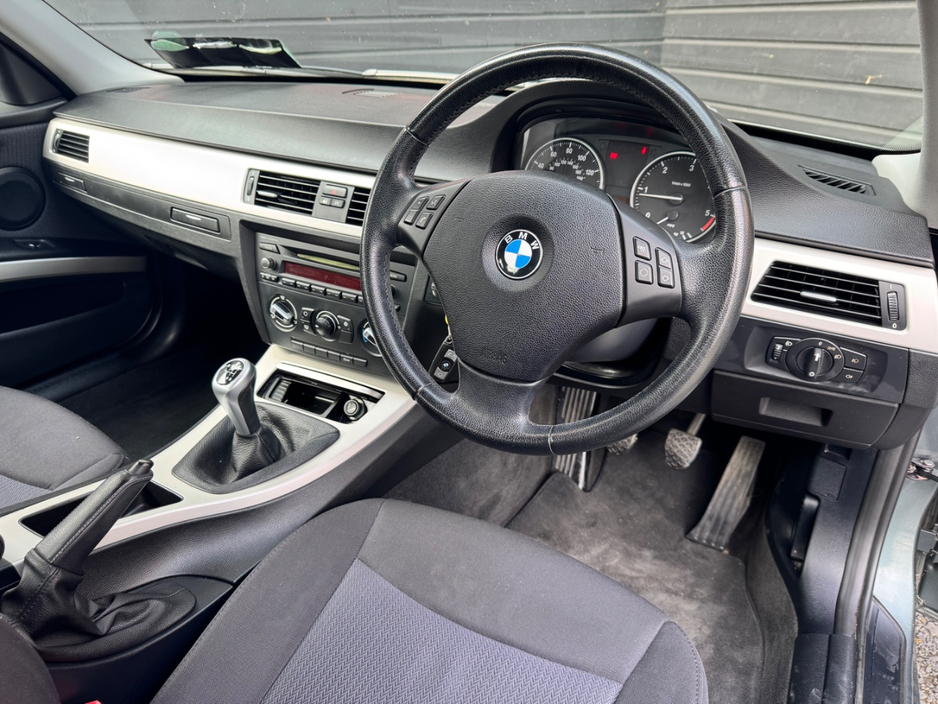 2010 BMW 3 Series - image 11