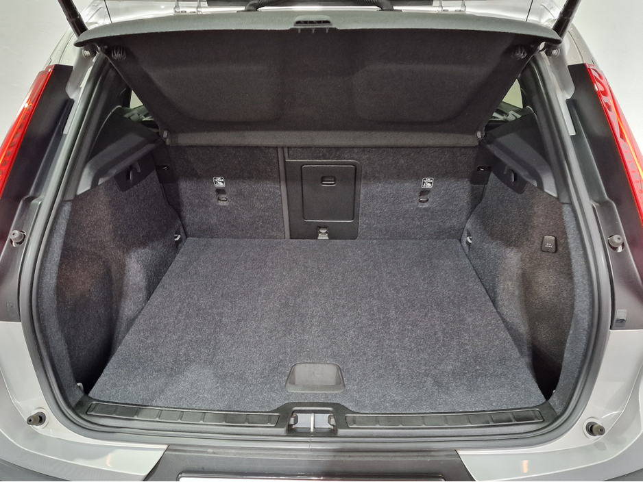 2022 Volvo XC40 T4 RECHARGE PLUS DARK AUTOMATIC **ONE OWNER / APPLE CARPLAY / BLIND SPOT ASSIST / CRUISE CONTROL / ELECTRIC BOOTLID / HEATED FRONT & REAR SEATS / REVERSE CAMERA / SAT NAV / WIRELESS PHONE CHARGING** €33,900