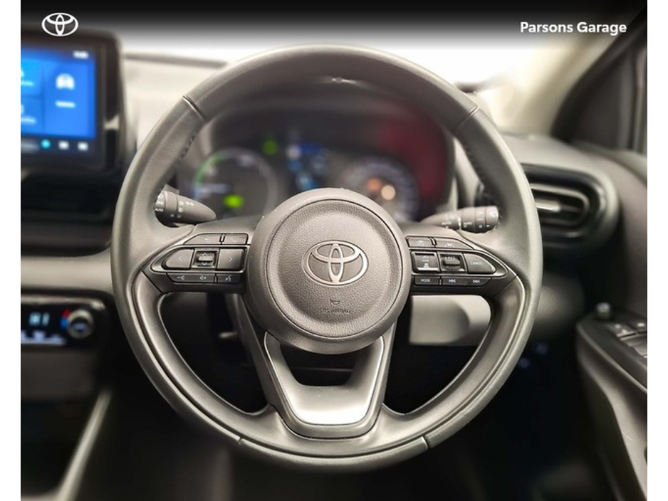 2025 Toyota Yaris - image 9