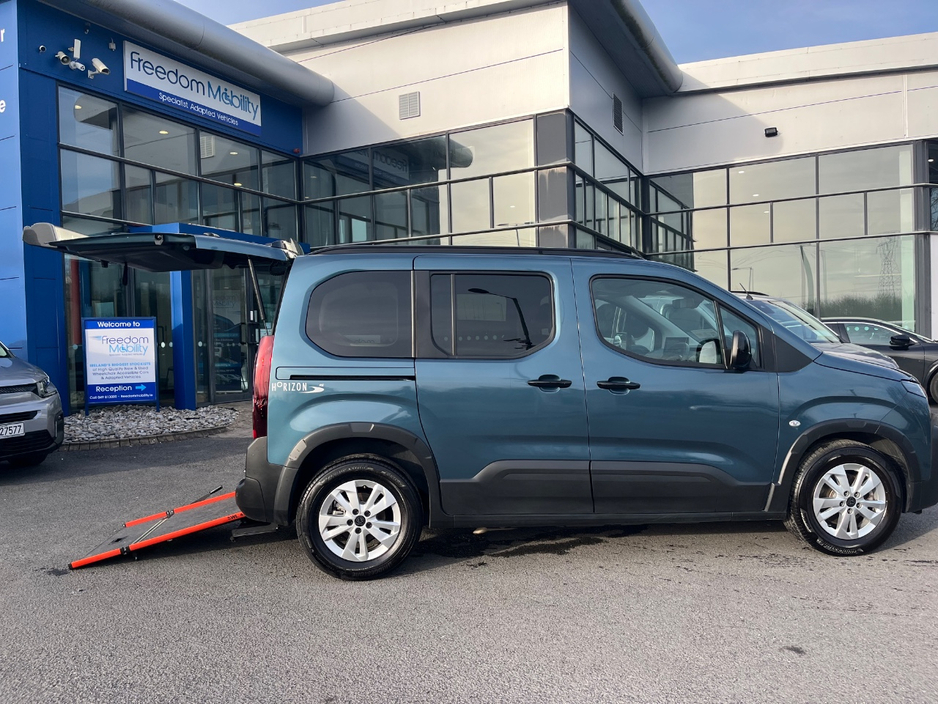 2025 Peugeot Rifter - image 17