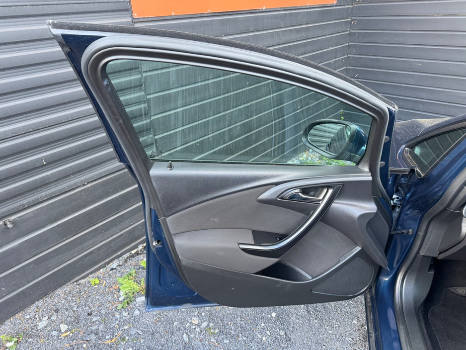 2012 Opel Astra - image 17