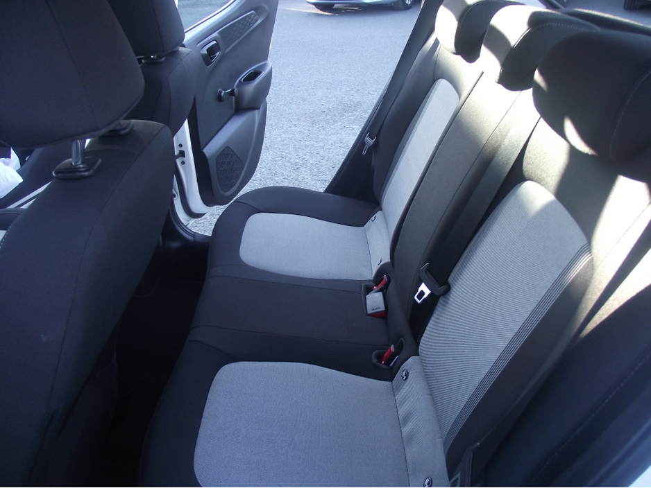 2021 Hyundai i10 - image 14