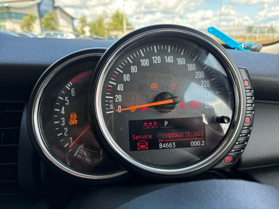 2015 MINI Cooper - image 13