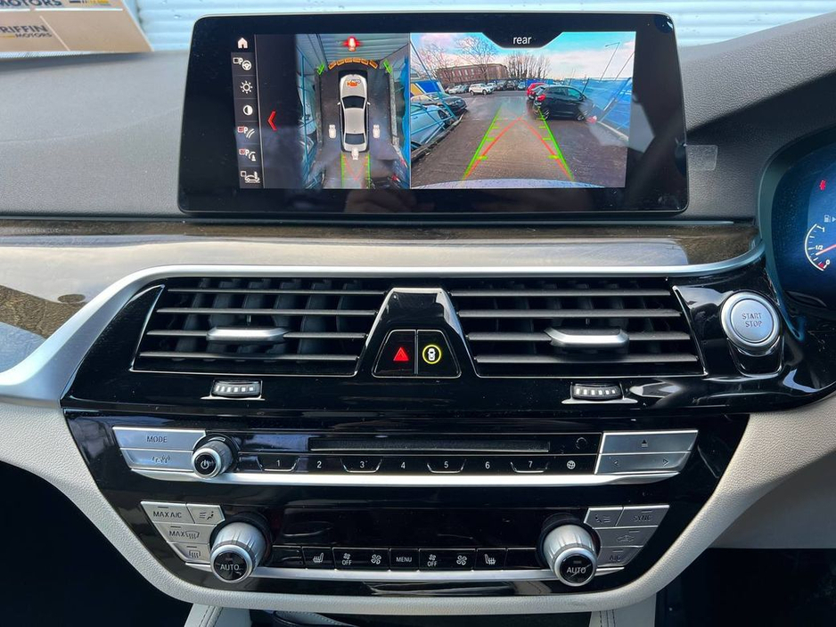 2019 BMW 5 Series 530e M-SPORT COMPETITION 2.0 HYBRID // HEADS-UP DISPLAY // 4 HEATED SEATS // 360 VISUAL PARKING ASSIST €29,900