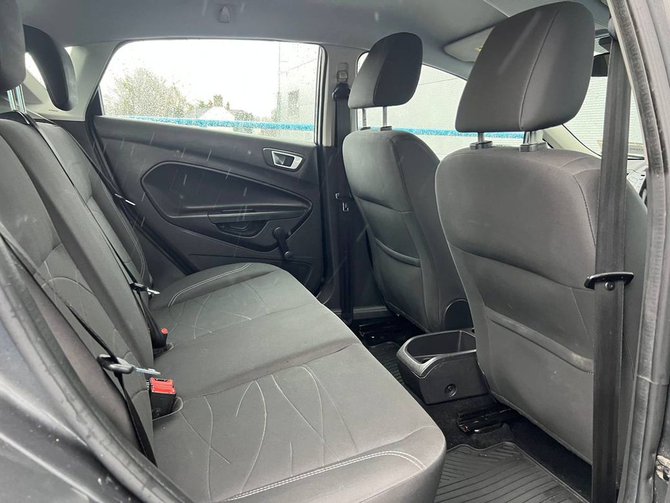 2016 Ford Fiesta - image 8