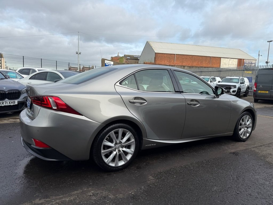 2016 Lexus IS 300 h - image 4