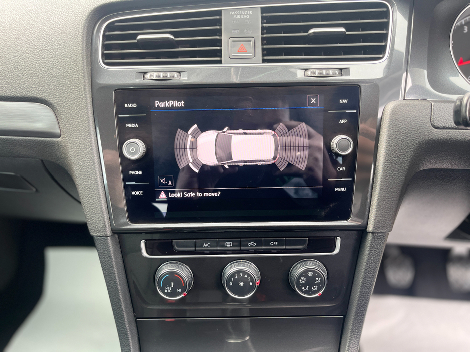 2017 Volkswagen Golf - image 11