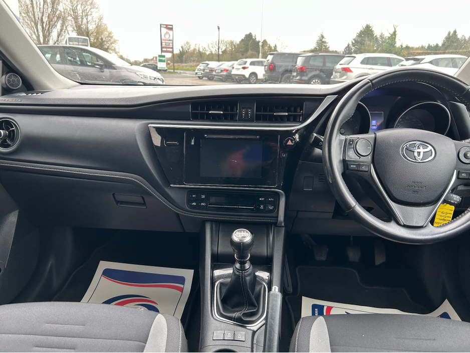 2017 Toyota Auris - image 8