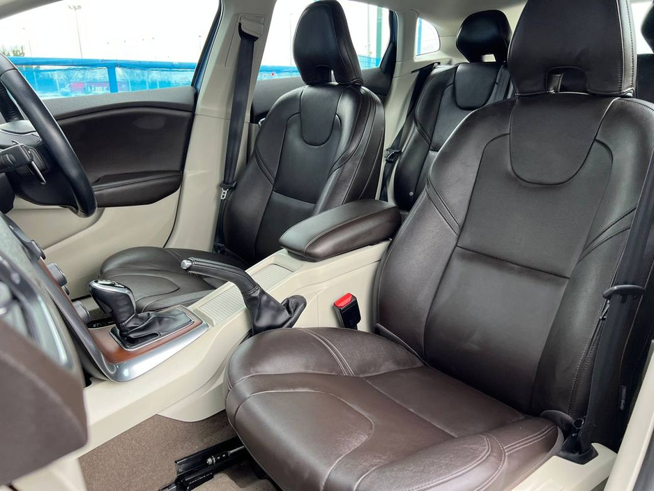 2016 Volvo V40 - image 6