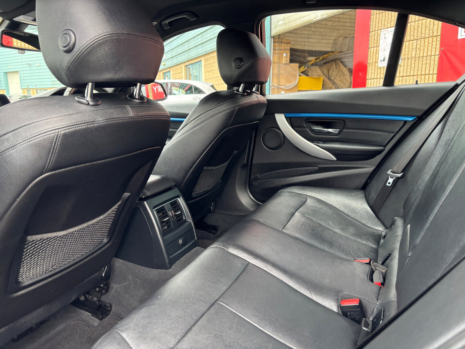 2017 BMW 3 Series - image 15