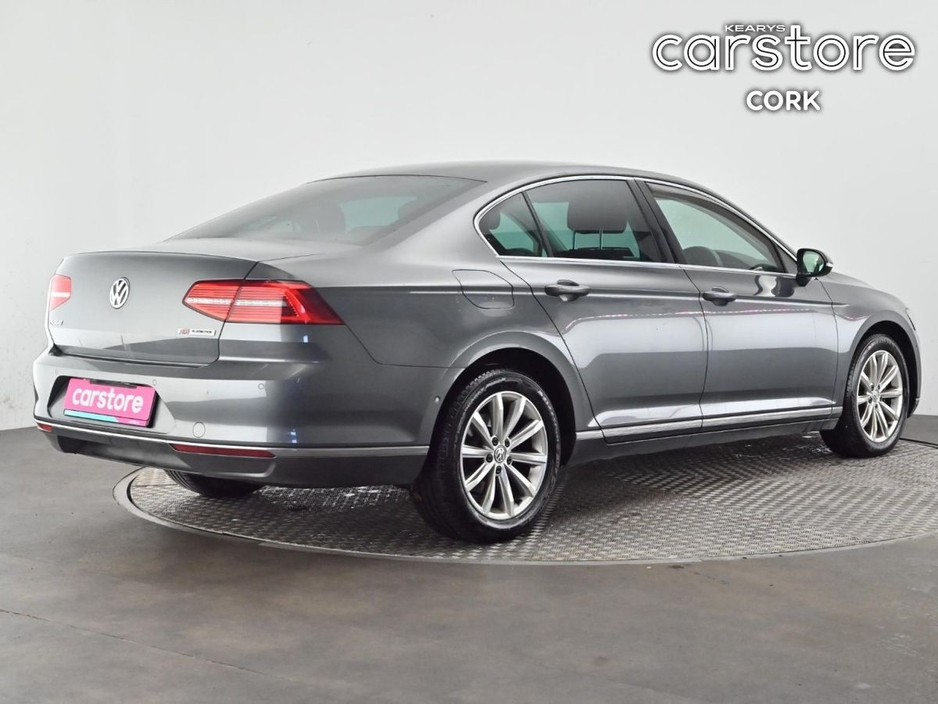 2016 Volkswagen Passat - image 5
