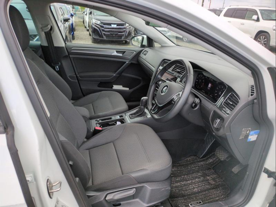 2019 Volkswagen Golf - image 3