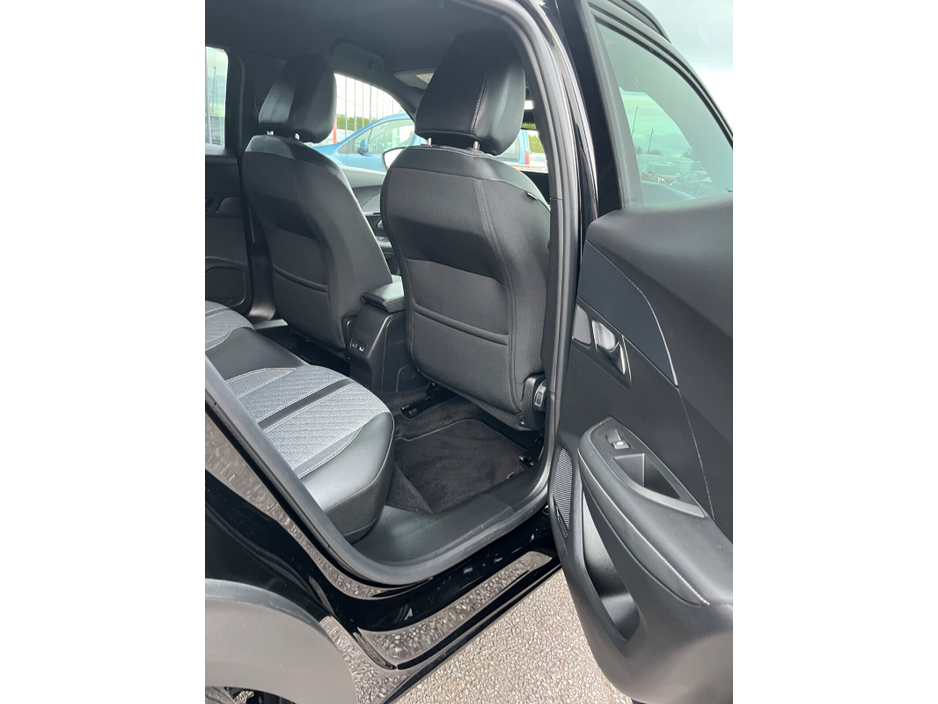 2025 Peugeot 2008 - image 10