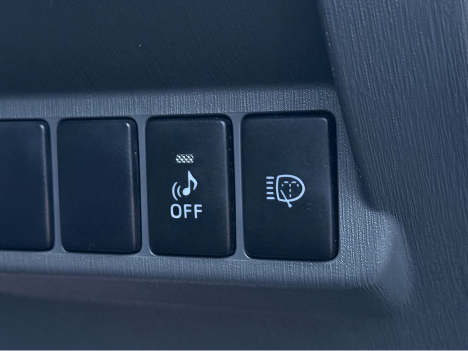 2013 Toyota Prius Alpha - image 14