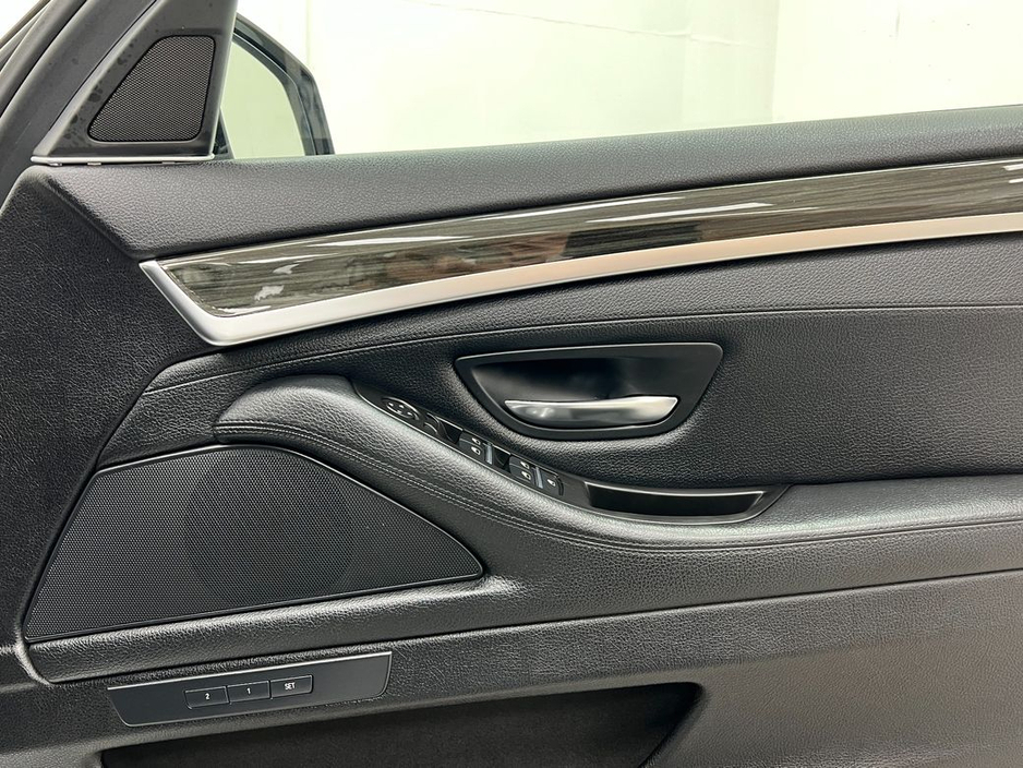 2016 BMW 5 Series - image 35