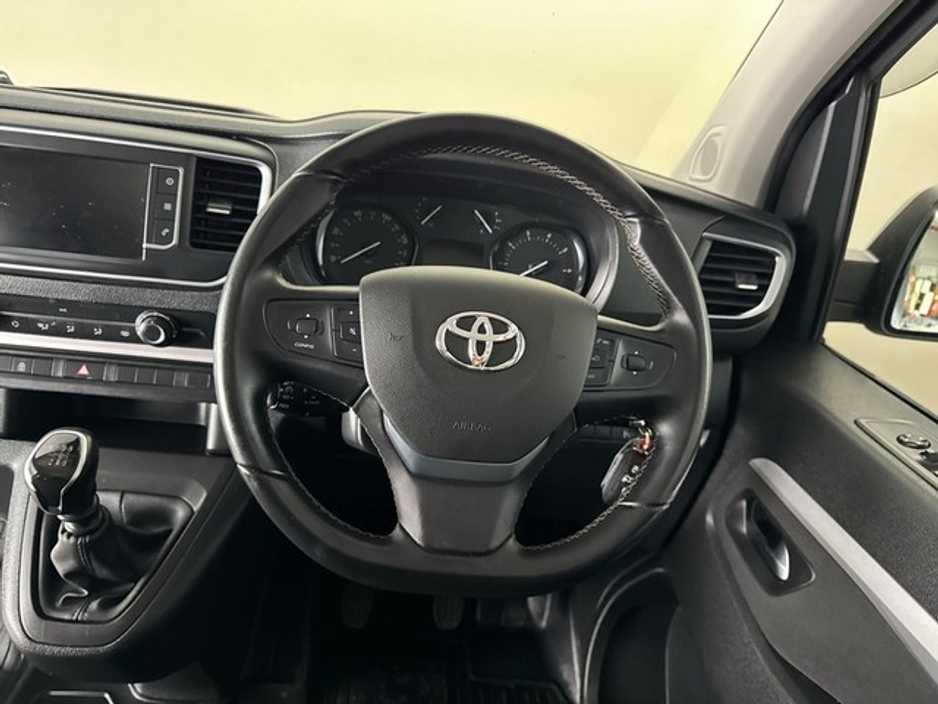 2024 Toyota Proace Verso - image 9