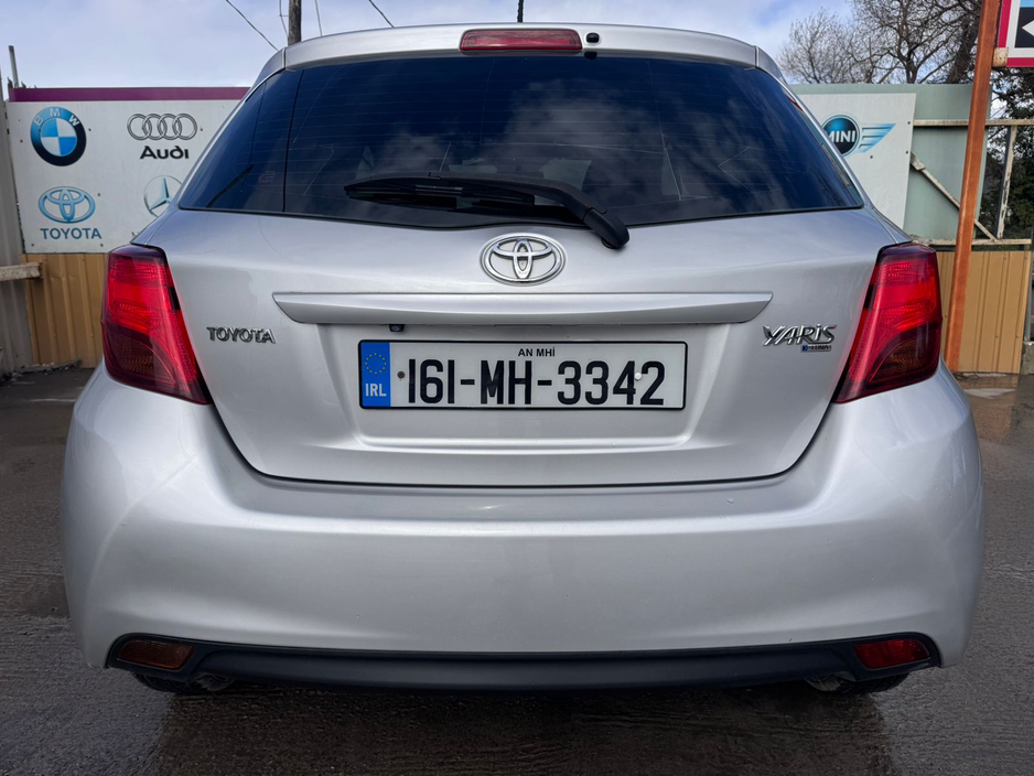 2016 Toyota Yaris - image 12