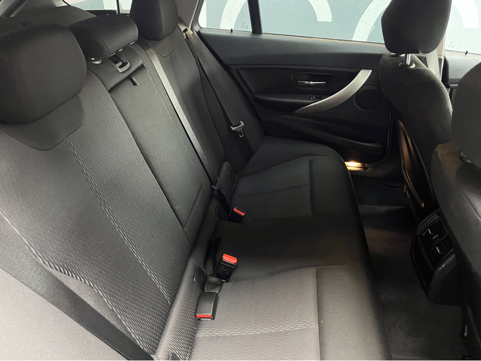 2016 BMW 3 Series - image 16