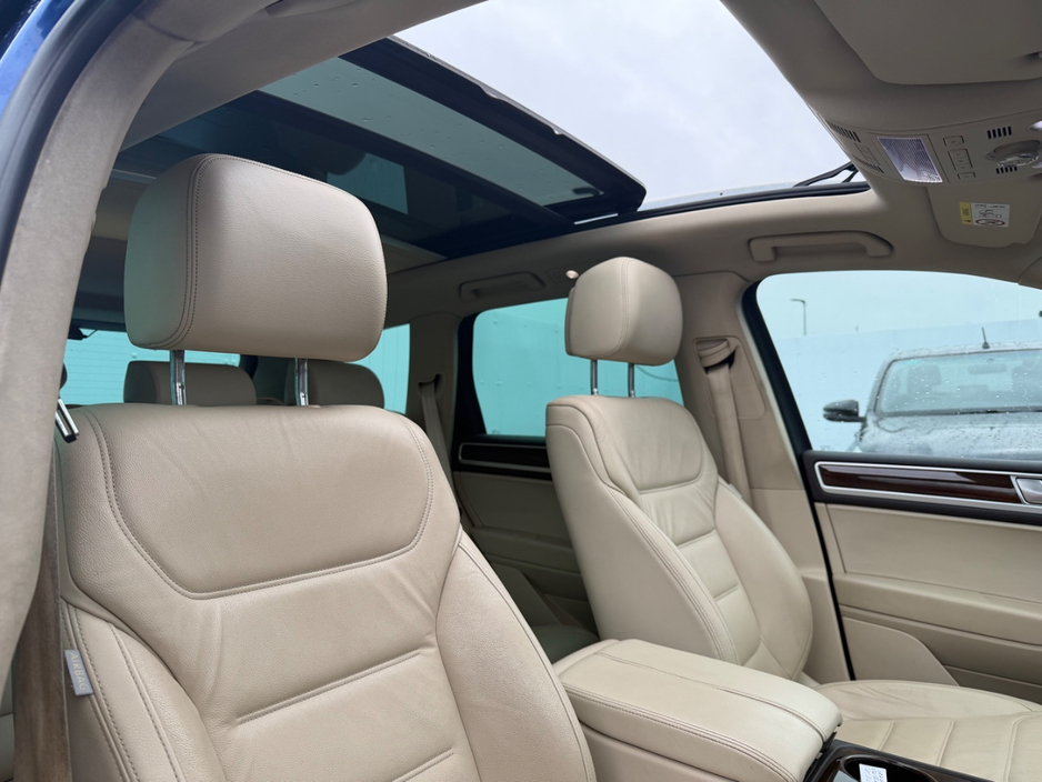 2018 Volkswagen Touareg - image 11