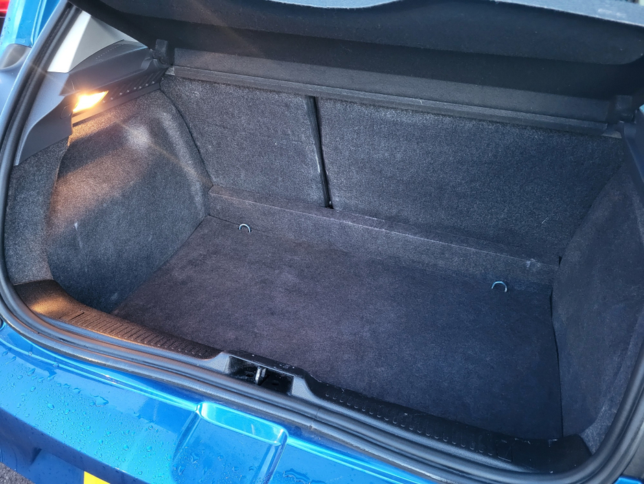 2011 Renault Clio - image 8