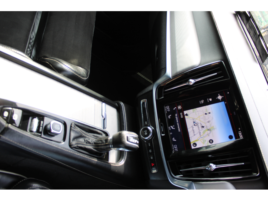 2017 Volvo S90 - image 9