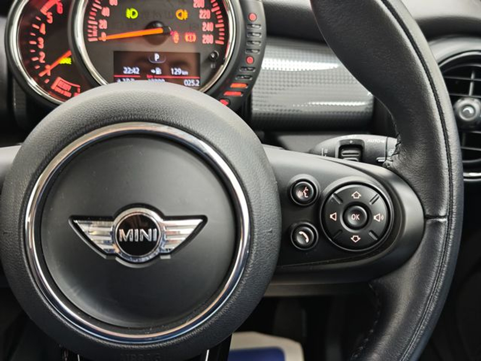 2017 MINI Cooper D - image 28