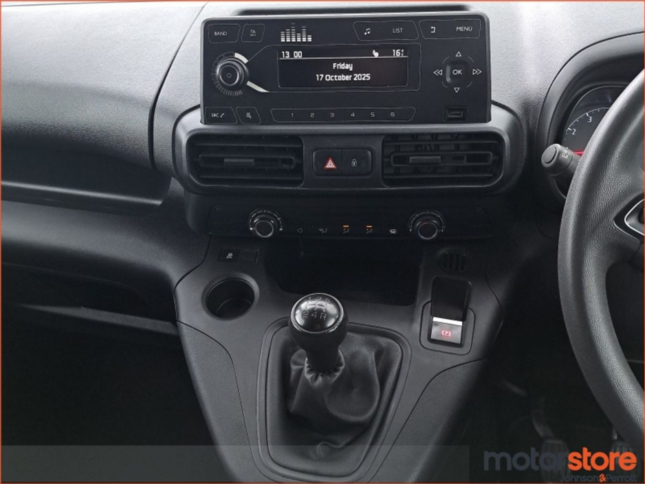 2021 Opel Combo - image 10