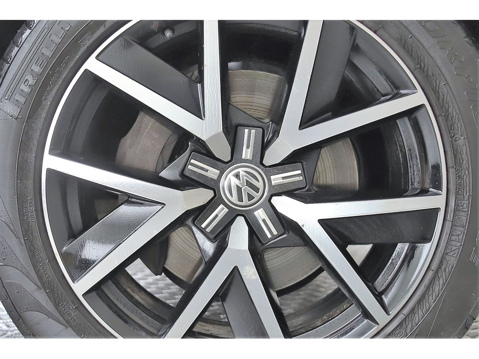 2019 Volkswagen Touareg - image 21